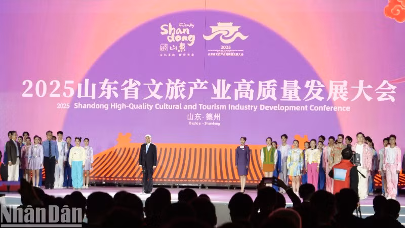 Toàn cảnh lễ khai mạc Hội nghị phát triển chất lượng cao ngành du lịch-văn hóa tỉnh Sơn Đông 2025.