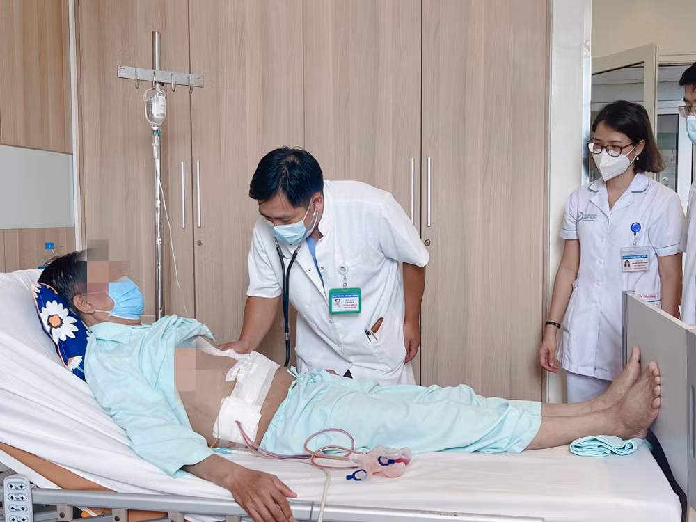 Tiến sĩ, bác sĩ Lê Nguyên Vũ – Phó Giám đốc Trung tâm Ghép tạng, Bệnh viện Hữu nghị Việt Đức đang thăm khám cho bệnh nhân ghép thận sau 12 ngày phẫu thuật.