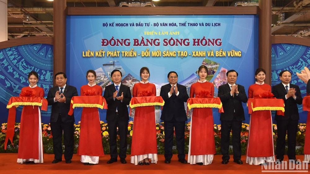Thủ tướng Phạm Minh Chính và các các đại biểu cắt băng khai mạc triển lãm ảnh bên lề Hội nghị. (Ảnh: Trần Hải)