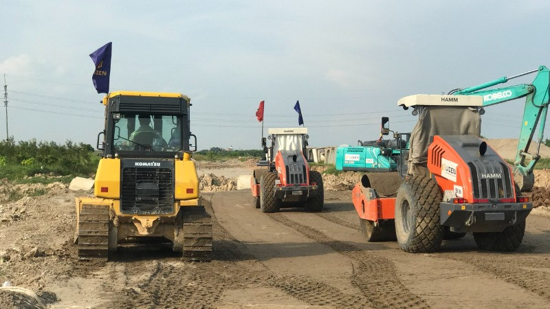 Thi công đường song hành thuộc dự án đường Vành đai 4-Vùng Thủ đô Hà Nội trên địa bàn tỉnh Hưng Yên. (Ảnh: PHẠM HÀ)