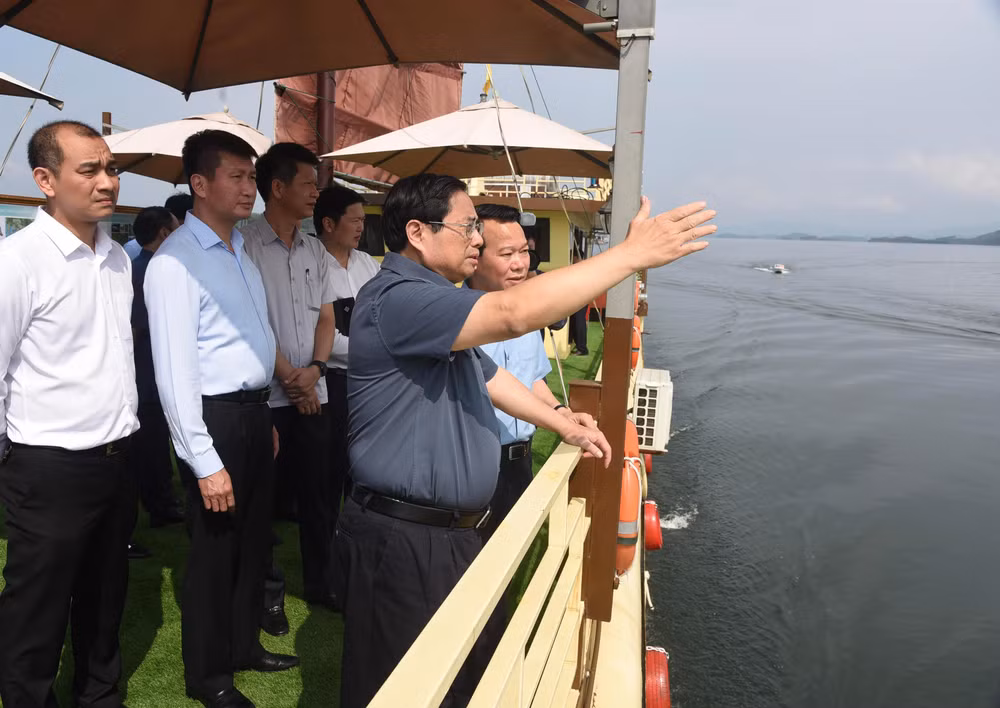 Thủ tướng Phạm Minh Chính khảo sát quy hoạch chung xây dựng khu du lịch quốc gia hồ Thác Bà.