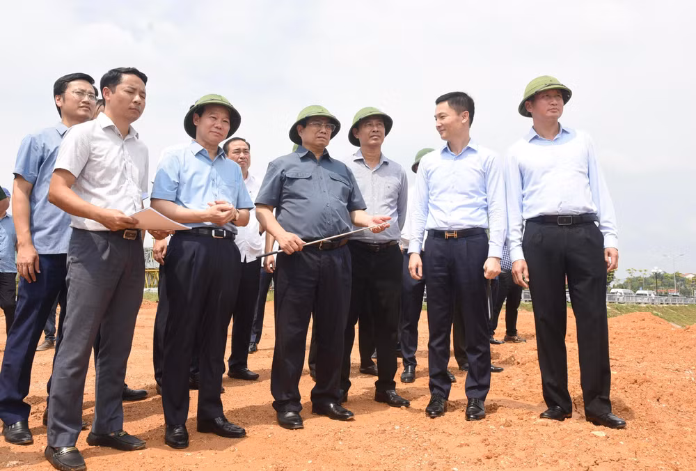 Thủ tướng Phạm Minh Chính kiểm tra dự án cầu Giới Phiên, thành phố Yên Bái.