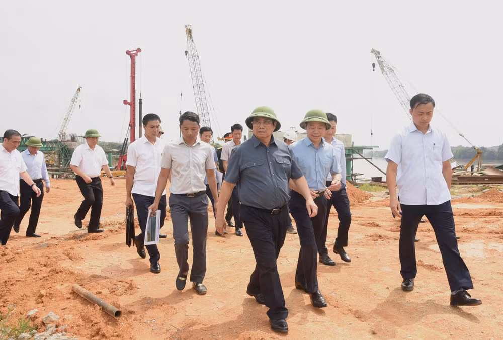 Thủ tướng Phạm Minh Chính kiểm tra dự án cầu Giới Phiên, thành phố Yên Bái.