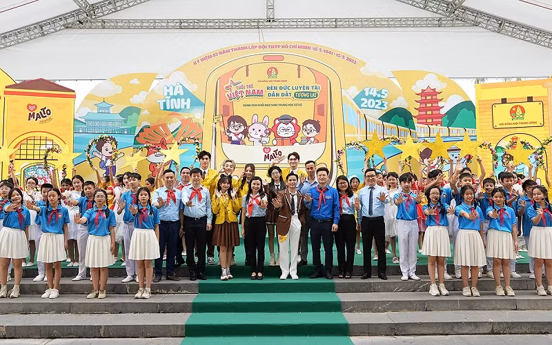 Đại diện các ban, ngành, đoàn thể, nghệ sĩ trẻ và thiếu nhi tại ngày hội.