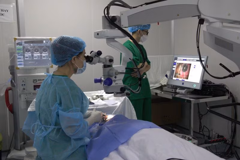 Mổ Phaco cho bệnh nhân. 