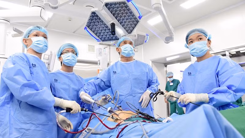 Các chuyên gia mổ thị phạm cho các đồng nghiệp theo dõi từ xa.