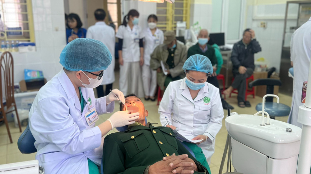 Bác sĩ khám răng, miệng cho cựu chiến binh. 