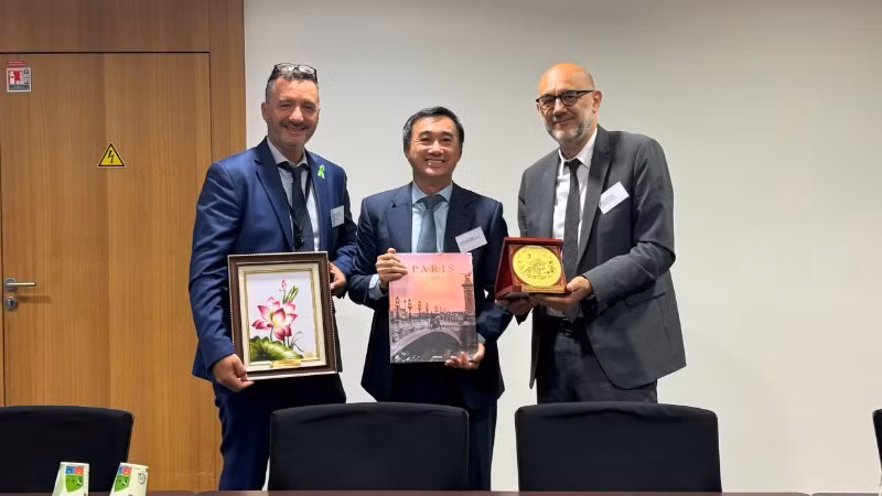 Giáo sư, Tiến sĩ Trần Văn Thuấn, Thứ trưởng Y tế tặng quà lưu niệm cho Cơ quan Y Sinh học Pháp.
