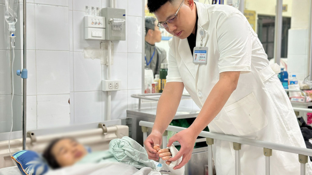 Người bệnh L.T.N (nữ, 54 tuổi, Sơn La) bị gãy hở độ 2 xương cánh tay trái, chấn thương ngực và vai phải. 