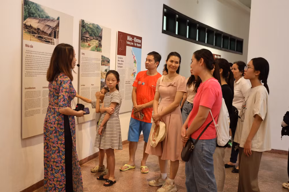 Chuỗi hoạt động miễn phí của Bảo tàng Dân tộc học thu hút đông đảo du khách đăng ký tham gia trải nghiệm.