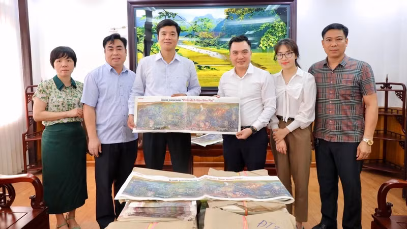 Văn phòng đại diện Báo Nhân Dân tại Ninh Bình tặng phụ san tranh panorama "Chiến dịch Điện Biên Phủ" cho Sở Giáo dục và Đào tạo tỉnh Ninh Bình.
