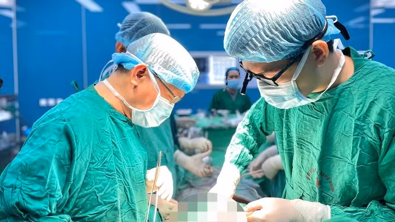 Các bác sĩ tiến hành phẫu thuật cho người bệnh.