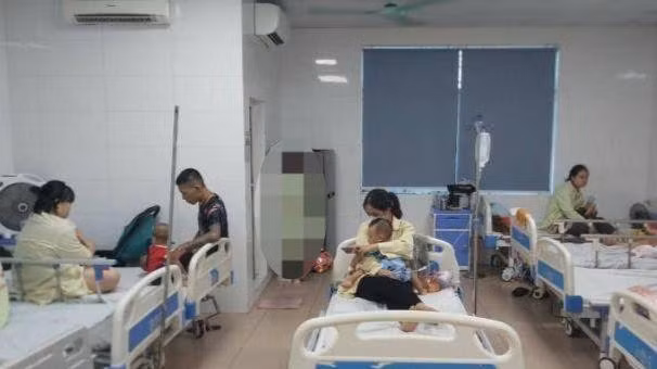 Bệnh nhi nằm điều trị tại Bệnh viện Thanh Nhàn.