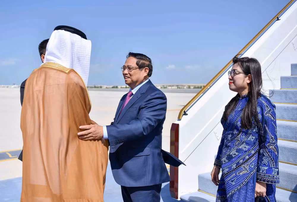 Tại cuộc gặp ngắn với các quan chức UAE ngay tại sân bay, Thủ tướng Phạm Minh Chính bày tỏ vui mừng được đến thăm UAE. (Ảnh: NGUYỄN HỒNG)