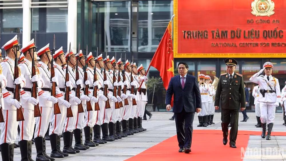 Thủ tướng Phạm Minh Chính duyệt đội danh dự Công an nhân dân.