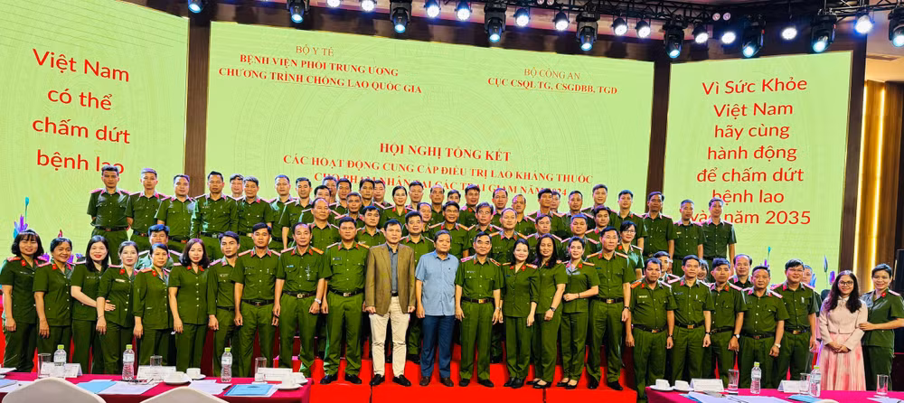 Trưởng Ban Điều hành Chương trình Chống lao Quốc gia trao giấy khen cho các tập thể, cá nhân có thành tích xuất sắc trong công tác phòng chống lao tại trại giam.