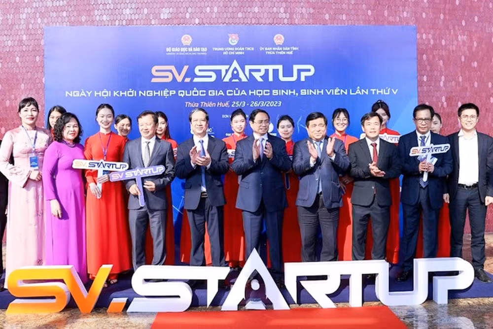 Thủ tướng Phạm Minh Chính và các đại biểu chính thức dự khai mạc các gian hàng tại Ngày hội khởi nghiệp quốc gia của học sinh, sinh viên lần thứ V.