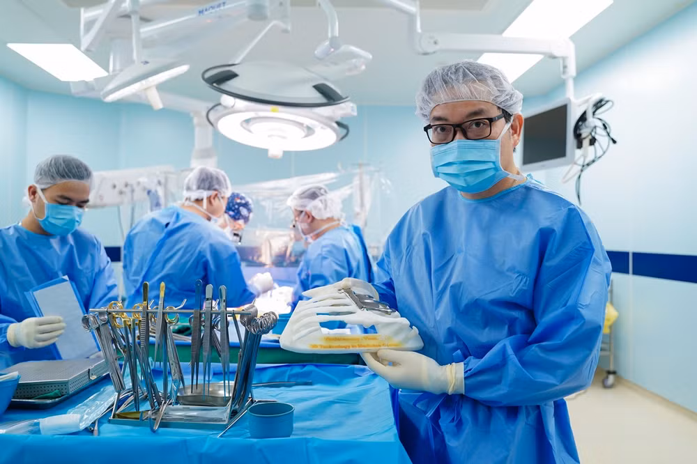 Giáo sư, Tiến sĩ Trần Trung Dũng (Giám đốc Chuyên ngành Chấn thương chỉnh hình và Cơ xương khớp, Hệ thống Y tế Vinmec) và sản phẩm công nghệ in 3D trước khi phẫu thuật ghép cho người bệnh.