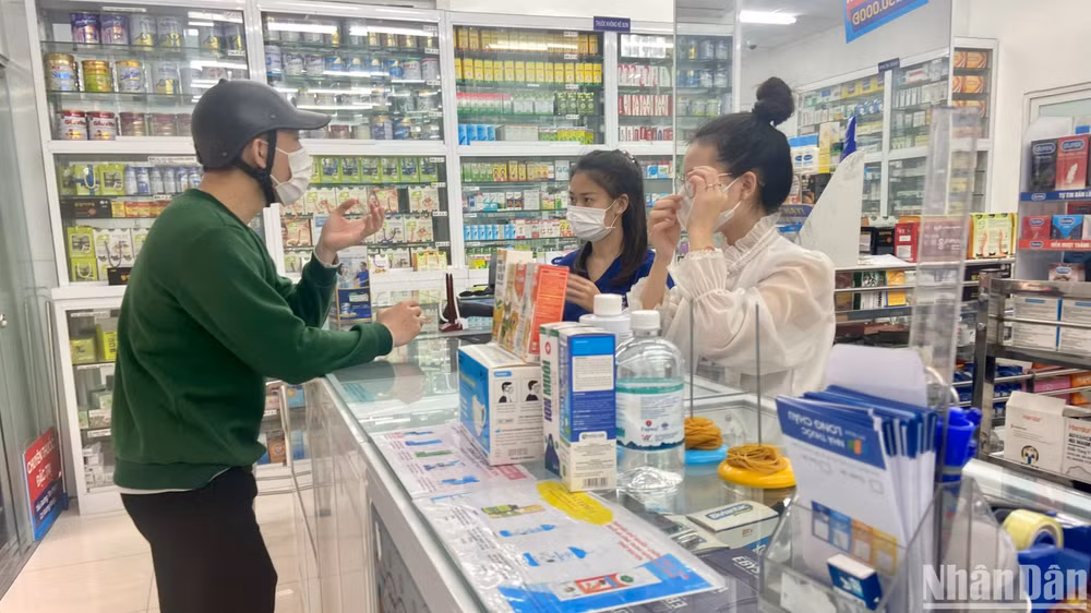Các sản phẩm kit test, khẩu trang, xịt họng và nước muối được nhiều nhà thuốc trưng bày lên hàng đầu. (Ảnh: NGỌC KHÁNH)