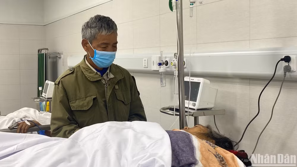 Ông Đinh Văn Kh. (Ý Yên, Nam Định) rơi nước mắt khi thấy vợ bị chấn thương gẫy chân.