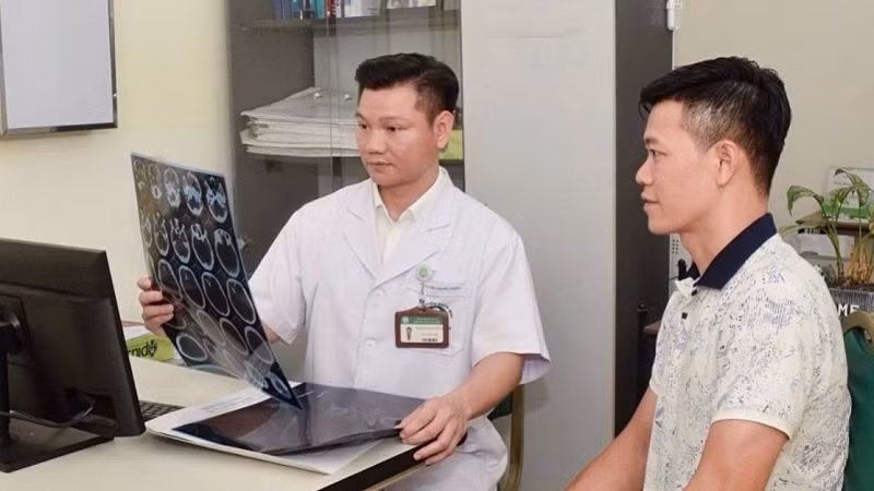 Bác sĩ chuyên khoa 2 Nguyễn Quang Thành, Khoa Phẫu thuật Thần kinh, Bệnh viện Bạch Mai khám cho người bệnh.