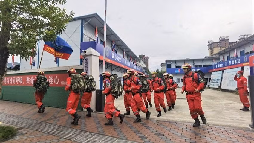 Lực lượng chức năng được huy động tham gia tìm kiếm cứu hộ. (Ảnh: Nhân dân nhật báo) 