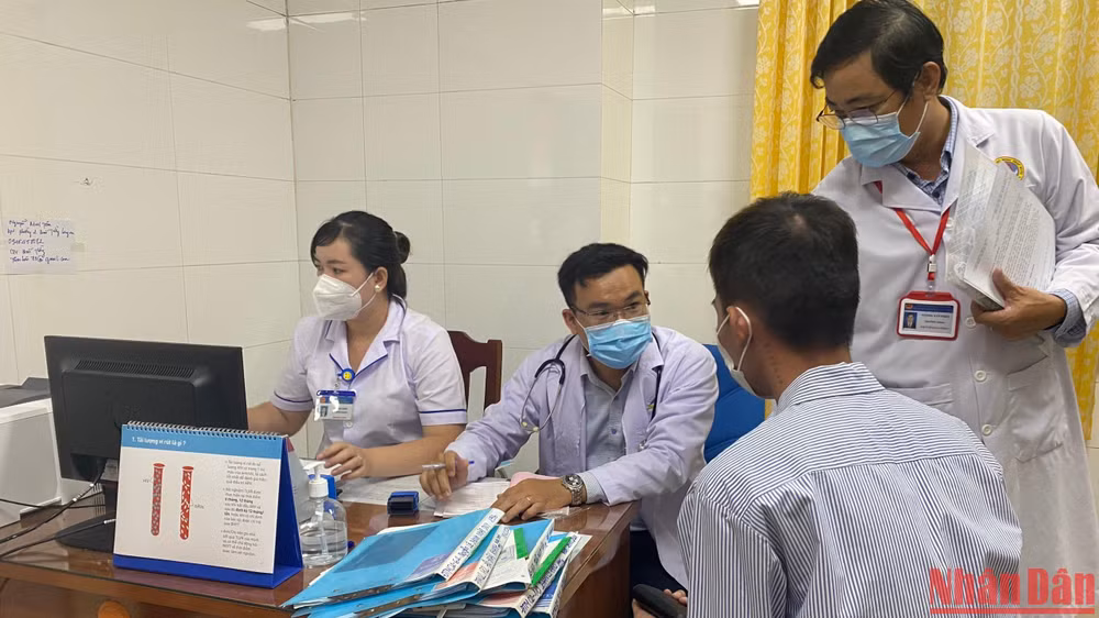 HIV tấn công người trẻ trong nhóm tình dục đồng giới nam ảnh 1