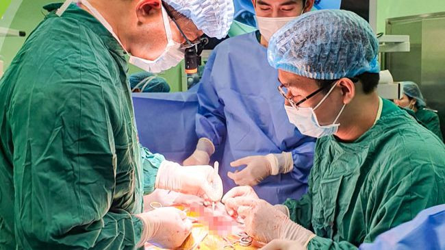 Ê-kíp phẫu thuật khoa Ngoại lồng ngực phẫu thuật tạo hình thực quản cho bé K.N.