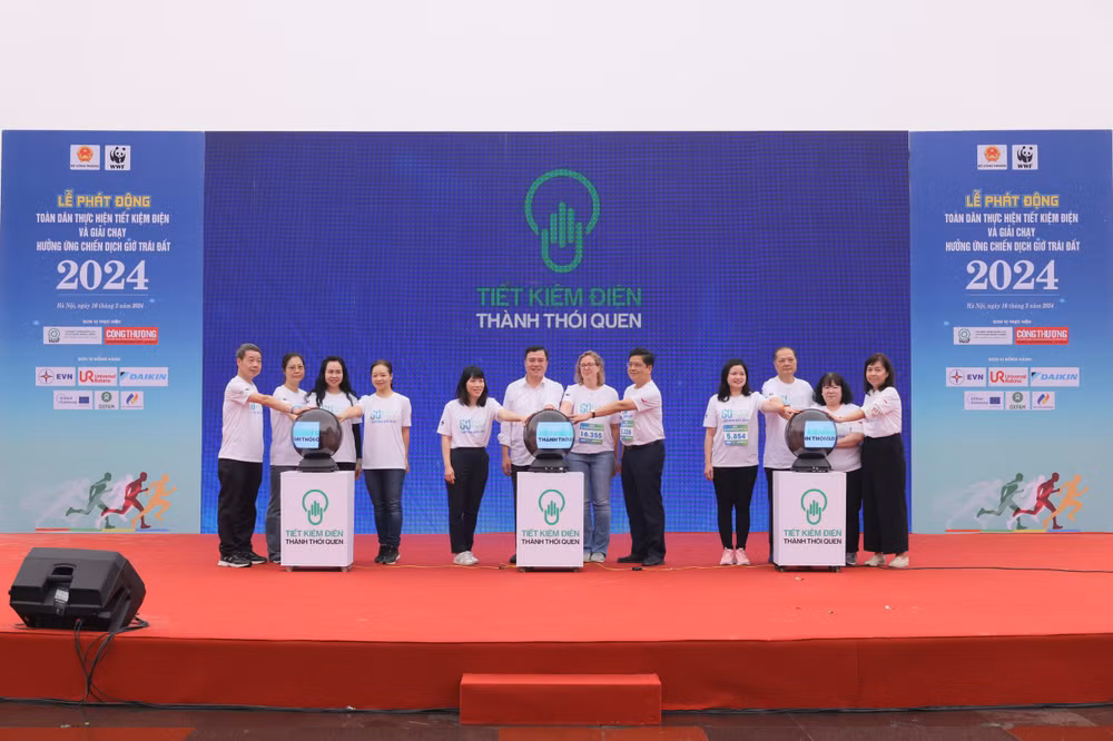 Các đại biểu thực hiện nghi thức phát động Chiến dịch Giờ Trái đất năm 2024.