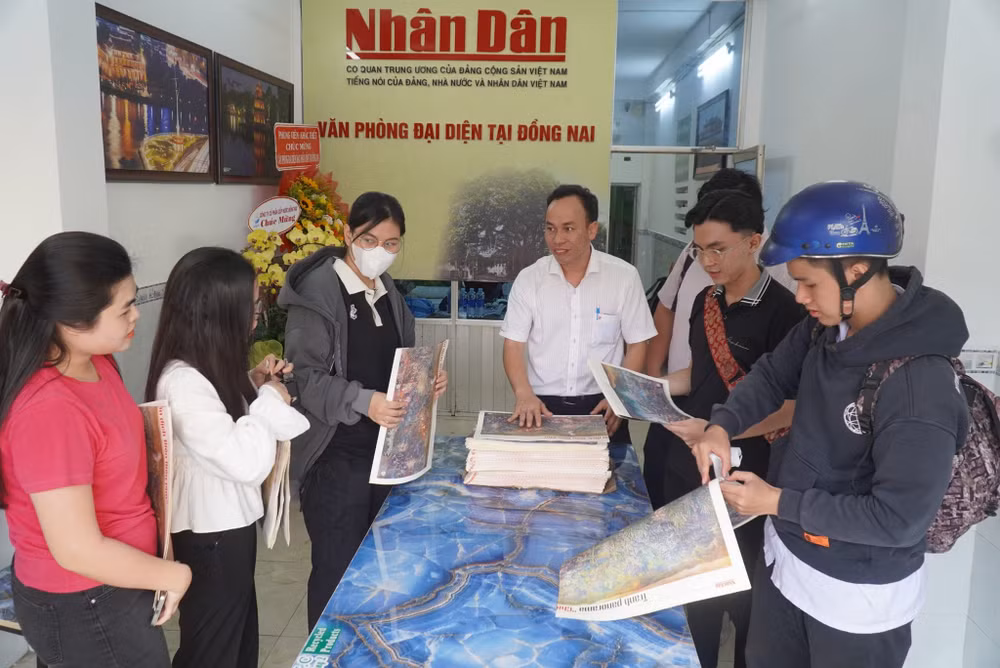 Những tờ panorama đầu tiên được phát miễn phí đến tận tay bạn đọc ở Đồng Nai.