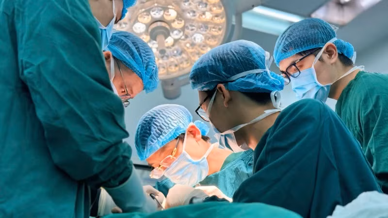 Các bác sĩ thực hiện phẫu thuật vi phẫu khẩn cấp cho bệnh nhân.
