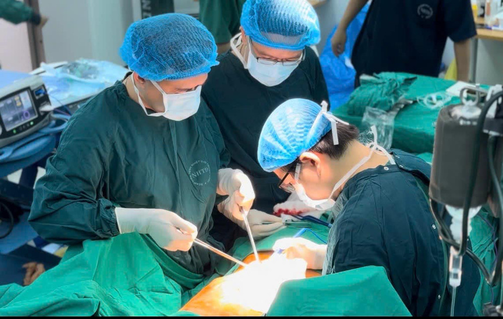 Các bác sĩ phẫu thuật cho bệnh nhân.