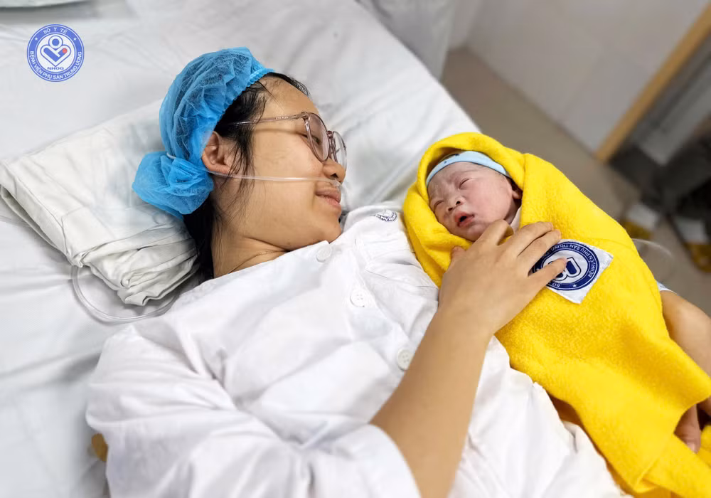 Ngay sau sinh, bé được da kề da với mẹ.