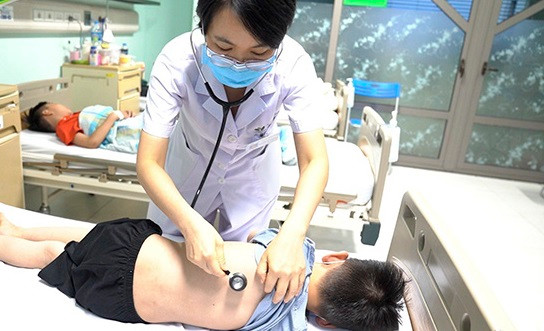 Bệnh nhi 8 tuổi ở Lào Cai đang bình phục sức khỏe.