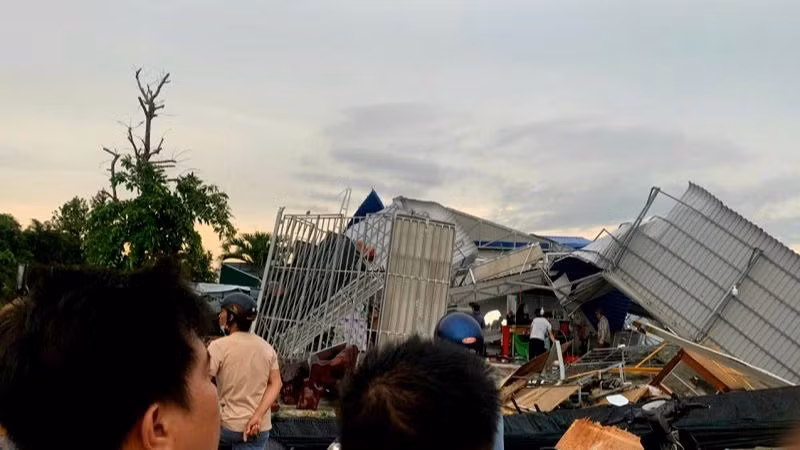 Một nhà dân ở thị trấn Tân Nghĩa, huyện Hàm Tân bị tốc mái, hư hỏng do mưa lớn, lốc xoáy gây ra.