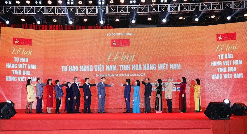 Các đại biểu tham dự nghi thức khai mạc lễ hội.