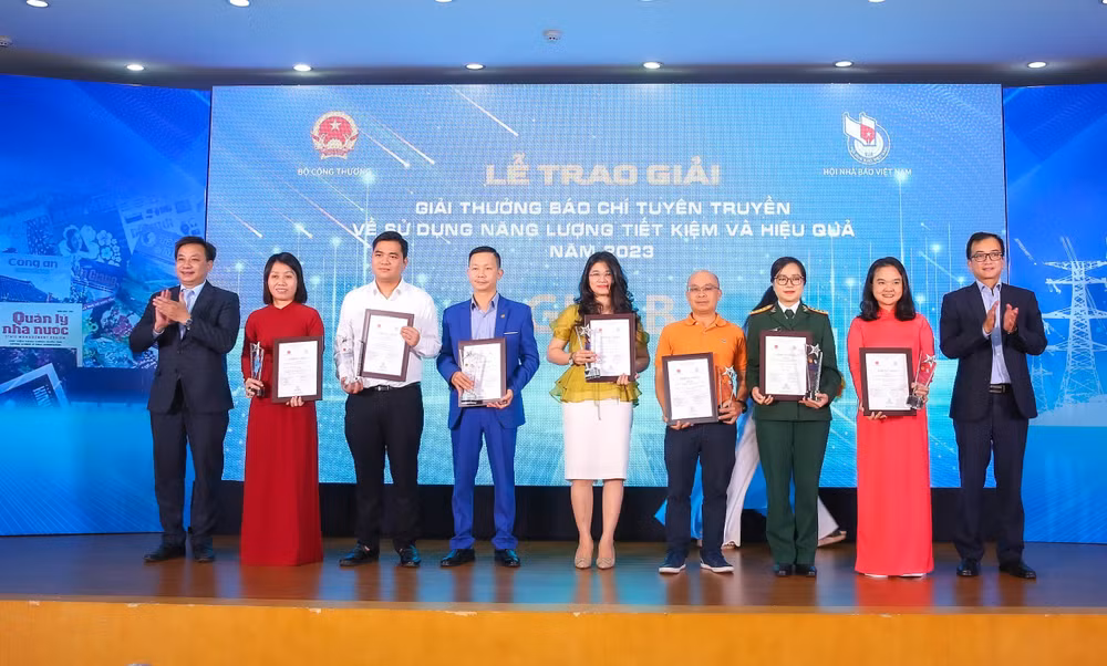 Đại diện nhóm tác giả nhận giải B cuộc thi.