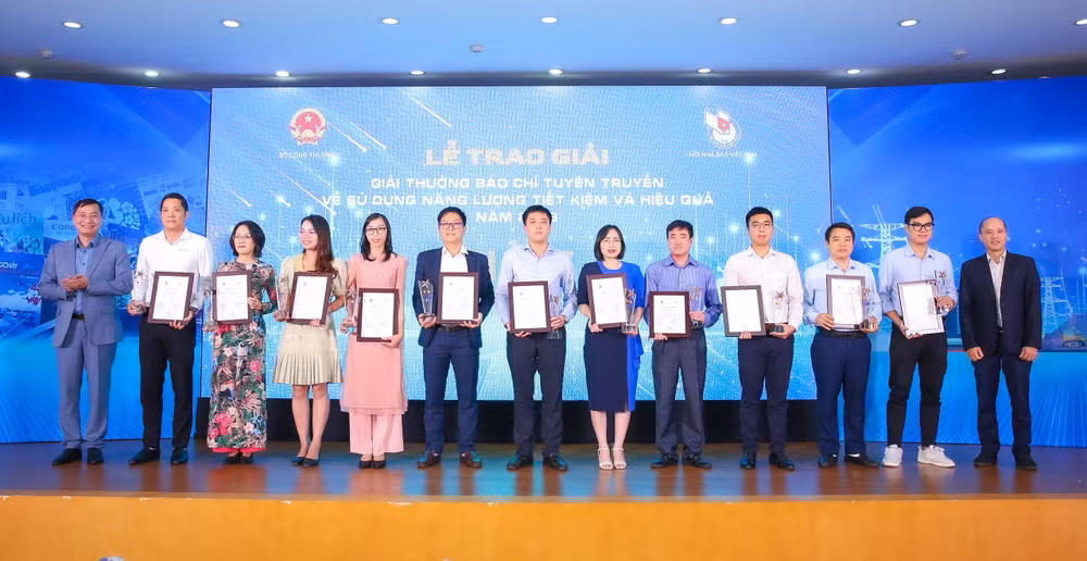 Đại diện nhóm tác giả nhận giải C.