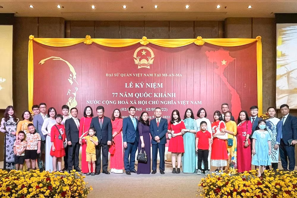 Các đại biểu dự buổi lễ chụp ảnh lưu niệm.