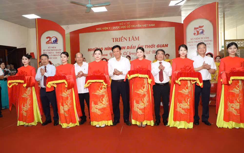 Các đại biểu cắt băng khai mạc triển lãm.