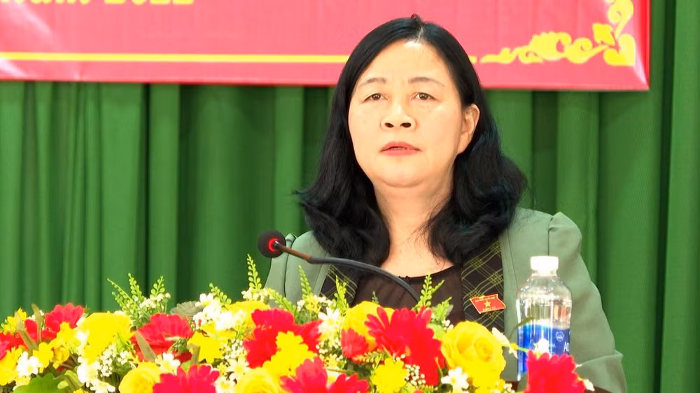 Đồng chí Bùi Thị Minh Hoài, Bí thư Trung ương Đảng, Trưởng Ban Dân vận Trung ương phát biểu tại buổi tiếp xúc với cử tri huyện Cư M’gar.