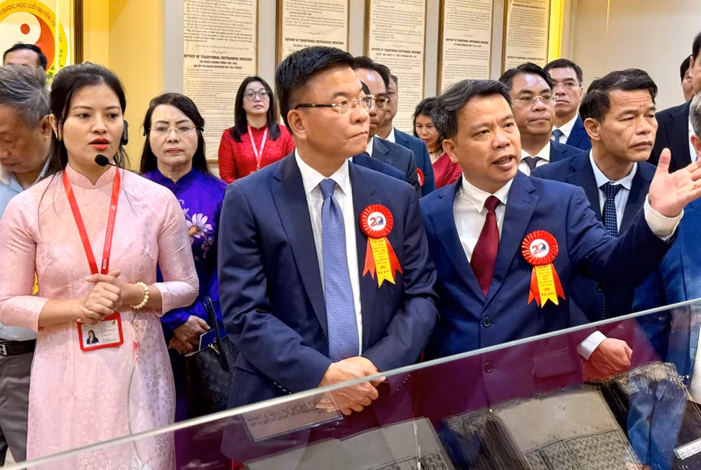 Phó Thủ tướng Chính phủ Lê Thành Long thăm phòng Truyền thống.