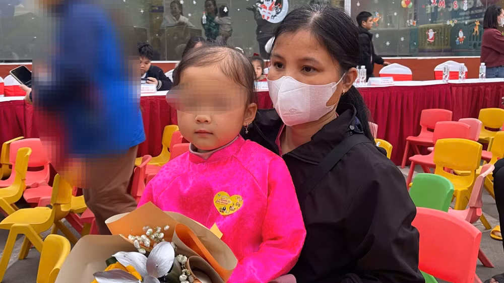 Chị Nguyễn Thị Em và con gái sau buổi biểu diễn tại chương trình.