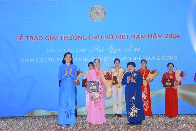 Tiến sĩ, bác sĩ Bùi Ngọc Lan, Giám đốc Trung tâm Ung thư, Bệnh viện Nhi Trung ương nhận giải thưởng Phụ nữ Việt Nam năm 2024.