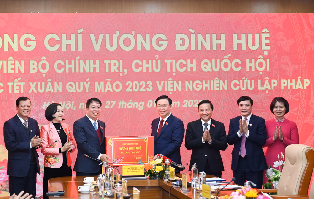 Chủ tịch Quốc hội Vương Đình Huệ trao tặng quà Tết cho Viện Nghiên cứu Lập pháp. (Ảnh: DUY LINH)