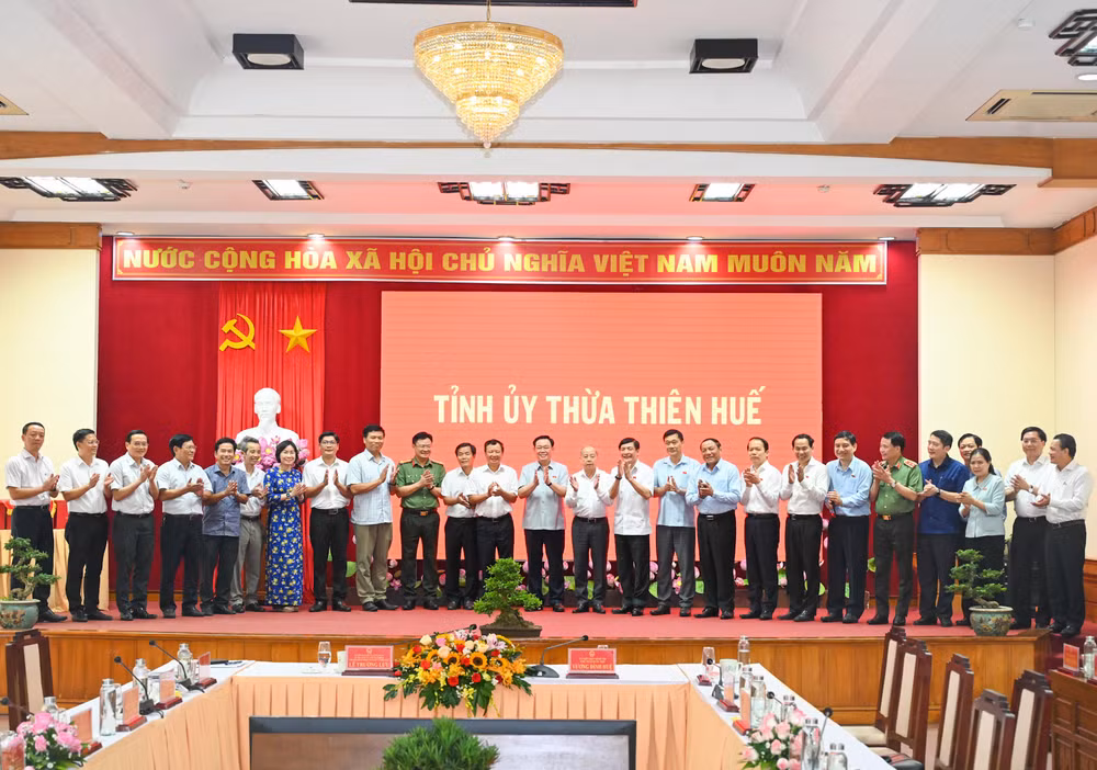 Chủ tịch Quốc hội Vương Đình Huệ cùng các đại biểu chụp ảnh lưu niệm với Ban Thường vụ Tỉnh ủy Thừa Thiên Huế. (Ảnh: DUY LINH)