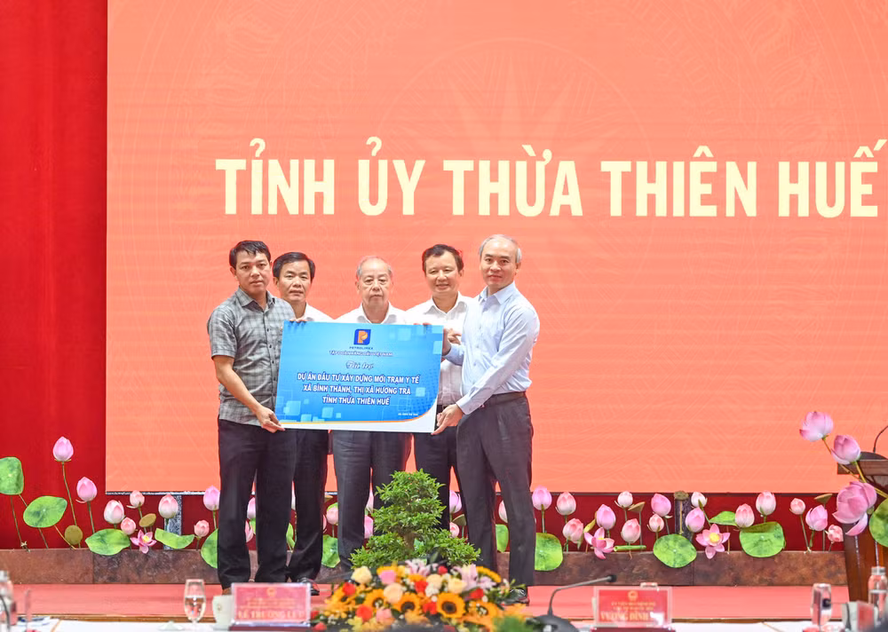 Đại diện Tập đoàn Xăng dầu Việt Nam trao tặng tài trợ xây dựng mới Trạm y tế xã Bình Thành, Thị xã Hương Trà. (Ảnh: DUY LINH)