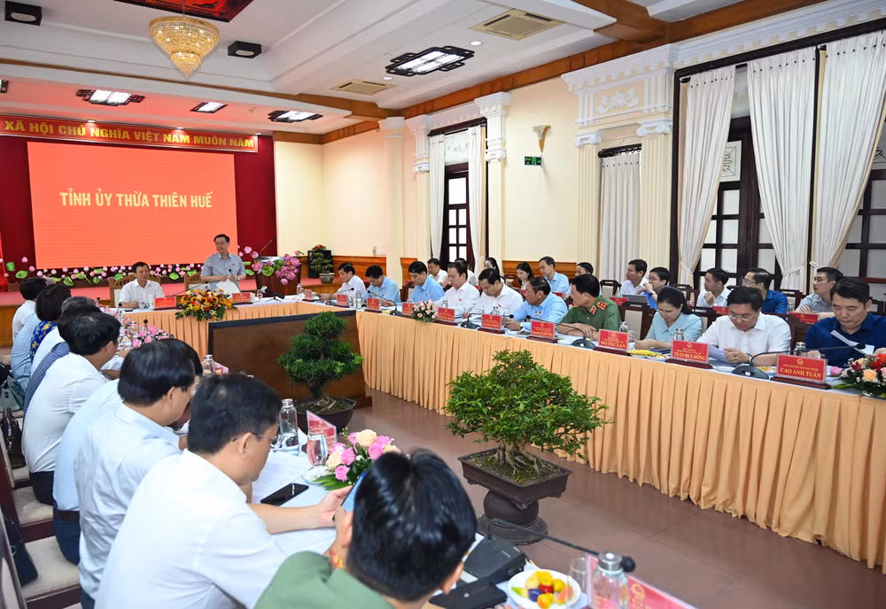 Quang cảnh buổi làm việc với Ban Thường vụ Tỉnh ủy Thừa Thiên Huế. (Ảnh: DUY LINH)