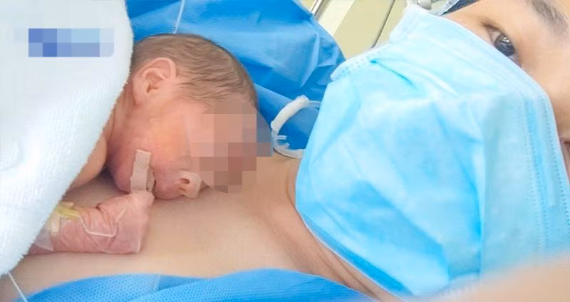 Em bé được ấp kangaroo với mẹ. 