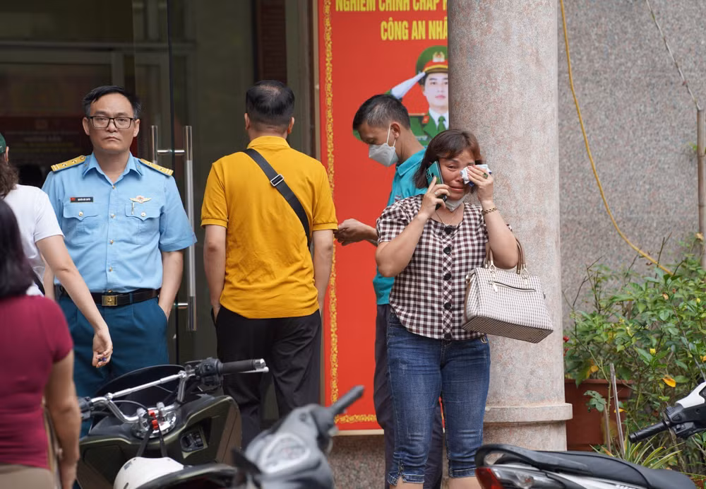 Nhiều người dân chờ đợi tin tức thân nhân tại trụ sở công an phường Khương Đình.